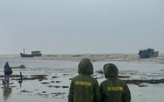 Quảng Ngãi: 4 tàu cá đứt neo trôi dạt ra biển