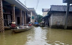 Nước lũ bao vây, người thân chèo ghe đưa quan tài tìm nơi tổ chức đám tang