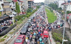 Dân bị 'đánh úp' khi sửa cầu Long Biên, giao thông hỗn loạn