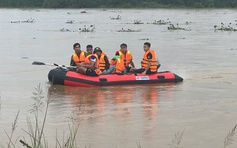 Giải cứu 8 người dân mắc kẹt giữa dòng lũ dữ trên sông Trà Khúc