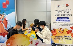 Hành khách trang trí lồng đèn tại ga metro Bến Thành