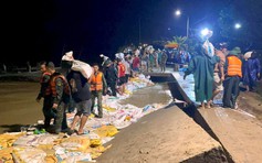 Trắng đêm chạy đua với triều cường, cứu kè biển ở Đà Nẵng