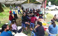 Người dân dựng rạp, tập trung phản đối trại lợn gây mùi hôi thối