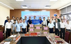 Long Châu trao 1 tấn thuốc và vật tư y tế hỗ trợ người dân vùng lũ tại Huế 