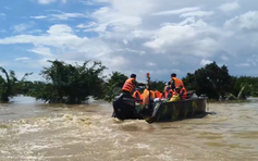 Hàm Thuận tan hoang trong nước lũ, người dân Hàm Thắng chạy lũ thâu đêm