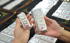 Giá vàng cao chót vót nhiều người trẻ chuyển sang thích chơi... bạc