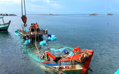 Biên phòng Hòn Chuối hỗ trợ lai dắt tàu cá bị chìm vào bờ