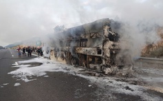 Xe khách chở 30 người bốc cháy trên cao tốc Nha Trang - Cam Lâm