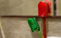 Alo bác sĩ nghe: Không thay bàn chải đánh răng thường xuyên hại sức khỏe thế nào?