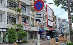 Đậu xe trước cư xá, chung cư dù có biển cấm