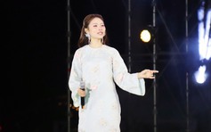 Phương Mỹ Chi khuấy động quảng trường Phan Thiết bằng giọng hát dân ca ngọt lịm