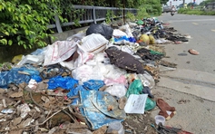 Bãi rác tràn lan trên cầu