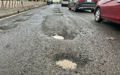 TP.HCM: Đường thu phí nhưng đầy 'ổ gà, ổ voi' mới sử dụng đã xuống cấp