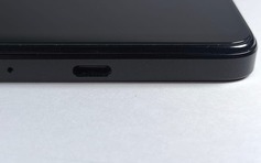 Lỗ tròn nhỏ cạnh cổng sạc điện thoại có công dụng gì?