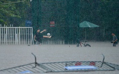 Bơi lội, đá bóng ở 'vịnh nước sâu' Mỹ Đình dưới mưa tầm tã