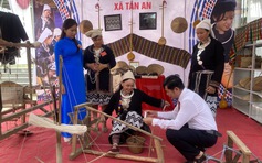 Mang thổ cẩm lên mạng xã hội, hồi sinh nghề dệt