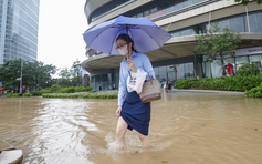 Mưa lớn, 'khu nhà giàu' Hà Nội lại ngập trong nước