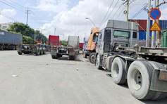 Xe tải, container đậu tràn lan bất chấp biển cấm