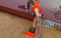 Thuyền du lịch chùa Hương cứu người mắc kẹt ở vùng lũ Thái Nguyên