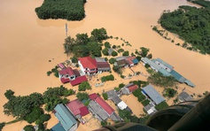 Trực thăng quân sự thả hàng cứu trợ vùng lũ Lạng Sơn