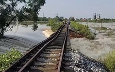 Lũ chảy cuồn cuộn cuốn trôi nền đường sắt Hà Nội - Thái Nguyên