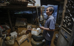 Hình ảnh người dân Thái Nguyên bần thần nhìn bùn đất đầy nhà sau lũ lịch sử