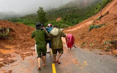 Đà Nẵng: Công an khiêng sản phụ vượt quãng đường sạt lở đến bệnh viện