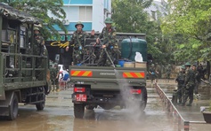 Bùn đất ngập bệnh viện ở Đà Nẵng, bộ đội giúp dân dọn dẹp khử khuẩn