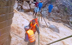 Đà Nẵng: Thót tim cảnh sản phụ vượt lũ trên cầu tre tự chế