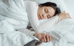 Sử dụng smartphone trước khi ngủ không gây hại như tin đồn?