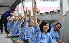 Lớp yoga đặc biệt ở hành lang Bệnh viện Từ Dũ