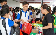 Sinh viên thực hành sống xanh sống khỏe, rộn ràng xách quà mang về