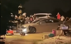 Công an thông tin vụ nhóm người bao vây, đập phá xe ô tô ở Nghệ An