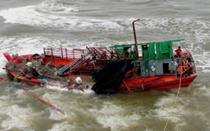 Cứu 8 thuyền viên bị chìm tàu trên biển ở Quảng Trị