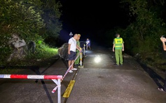 Tảng đá khoảng 5 tấn lăn từ vách núi xuống đường Hồ Chí Minh