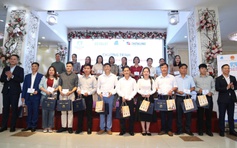 Mỗi đại biểu chương trình 'Chia sẻ cùng thầy cô' được tặng sổ tiết kiệm 10 triệu đồng