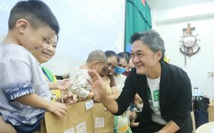 Trao tặng hơn 500 triệu đồng và 2.000 chiếc áo cho trẻ em vùng lũ ở Huế