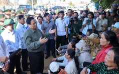 Thủ tướng Phạm Minh Chính thăm người dân làng chài bị thiệt hại vì bão Kalmaegi