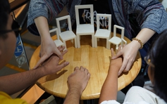 Người khiếm thị rủ nhau đi xem kịch