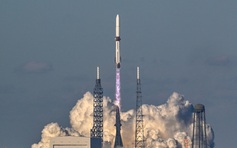 Tên lửa của tỉ phú Jeff Bezos đáp thành công sau khi phóng vệ tinh