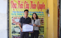 Tổng cục Du lịch Hàn Quốc trao thư khen cho người bán trái cây ở Phú Quốc