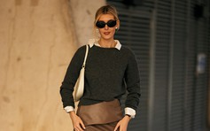 Những chân váy hợp nhất với dáng áo len, đi làm đi chơi đều đẹp