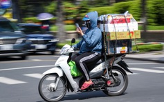 Dùng điện thoại khi lái xe trên đường phố TP.HCM: Thói quen khó bỏ?