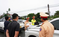 Ô tô đậu kín cầu để tránh lũ, CSGT Huế cảnh báo nguy hiểm, xử phạt nghiêm