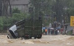 Tự phá rào chắn để vượt ngầm tràn, tài xế và xe tải bị cuốn trôi