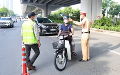 Đi thẳng trên làn đường rẽ trái có bị trừ điểm bằng lái xe?