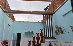 Đà Nẵng: Lốc xoáy làm 50 ngôi nhà tốc mái, 2 người bị thương nặng