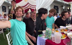 Đạp xe đi phượt, hai khách Tây bất ngờ được mời dự tiệc đám hỏi