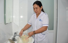 Quảng Ngãi: Trạm y tế thiếu nước sạch, phải mua nước đóng chai để rửa dụng cụ