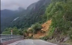 Sạt lở đèo Khánh Lê: Xe tải chở hoa Đà Lạt mắc kẹt 2 ngày, nhà xe cầu cứu